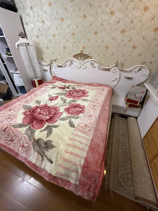Двуспальная кровать с матрасом