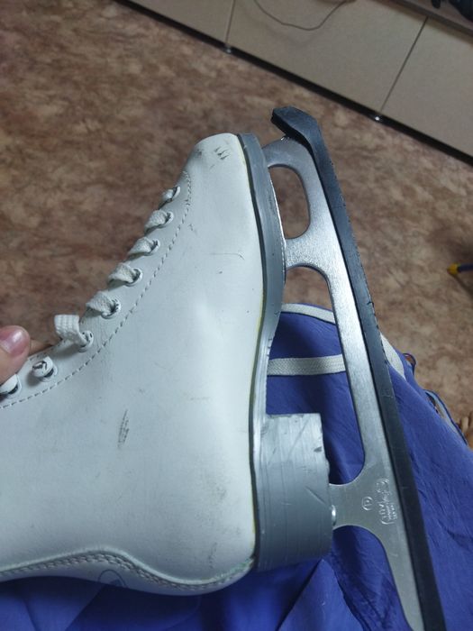 Коньки фигурные размер 32.