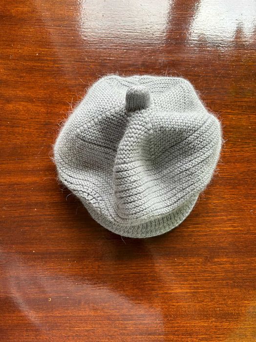 Зимна дамска шапка с козирка