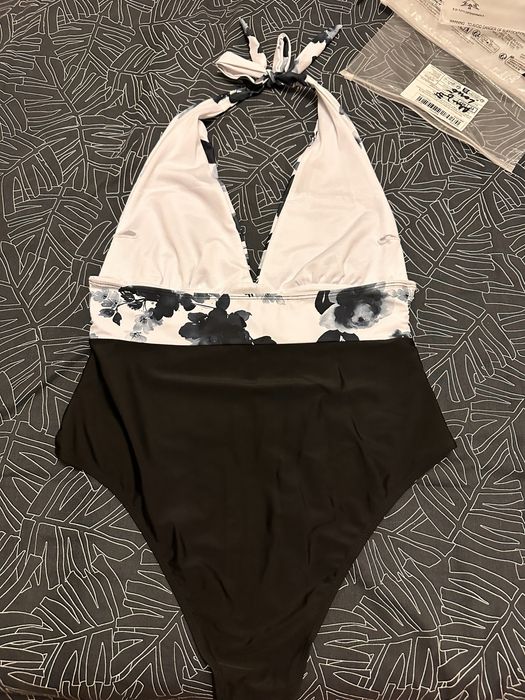 Costum de baie intreg