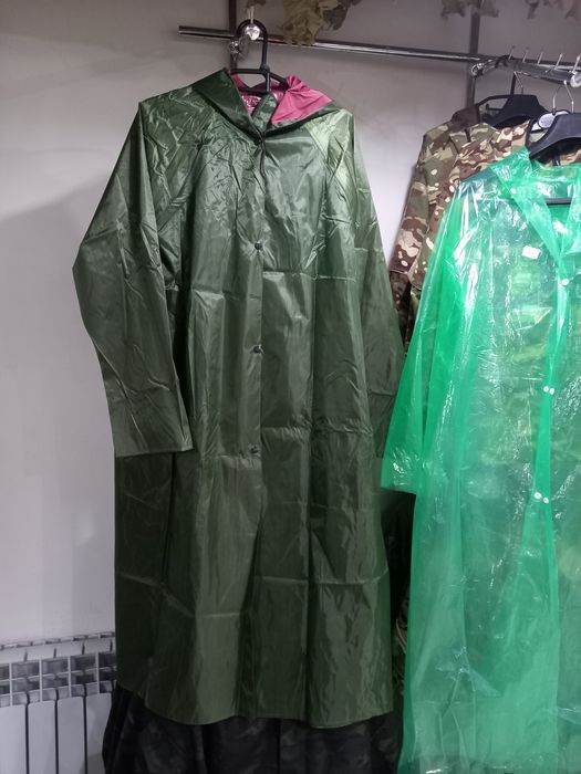 Дождеви . Плащи и костюмы.