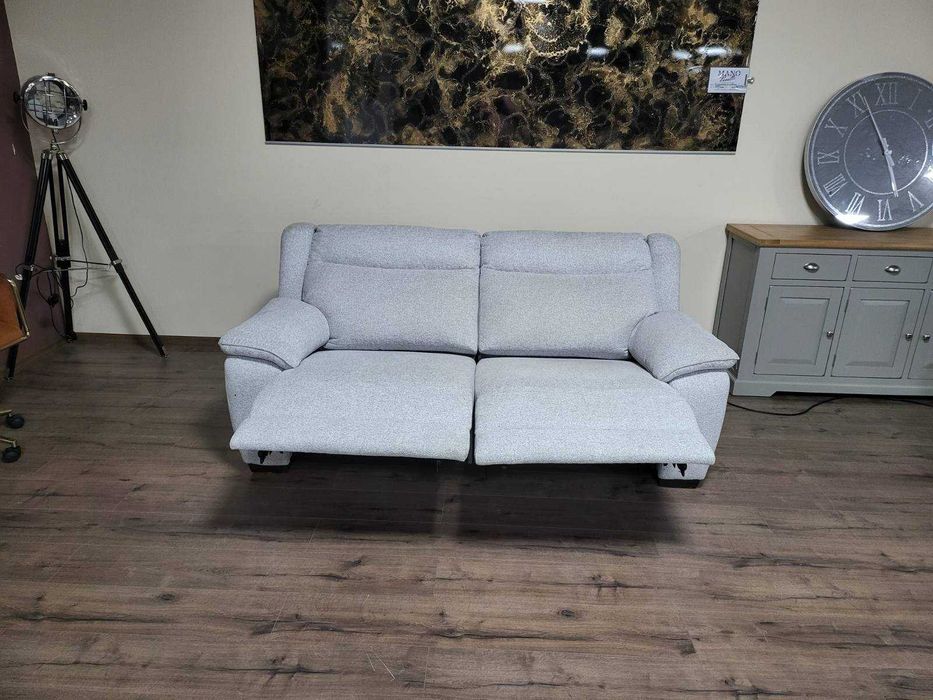 Светло сив диван от плат тройка с електрически релаксиращ механизъм