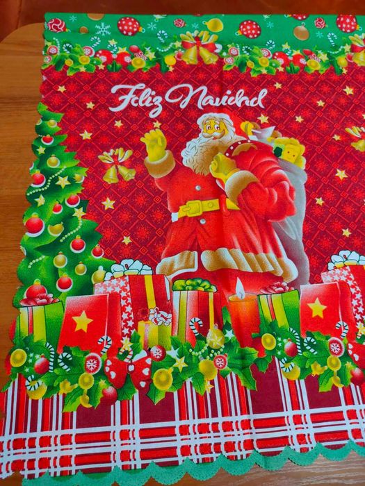 Две коледни покривки за маса