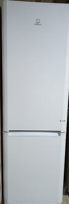 Продается холодильник "Indesit".