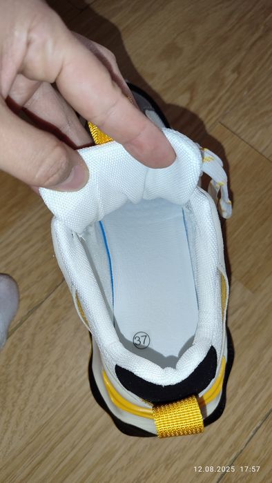 Продам новые кроссовки