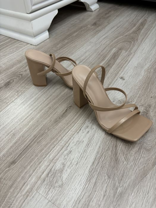 Продам босоножки