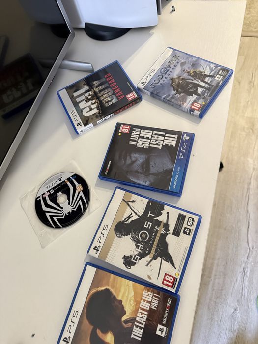 Ps5 disk cu 7 jocuri si 2 manete si incarcator la ele