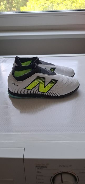 Детски футболни стоножки New balance Tekela V4