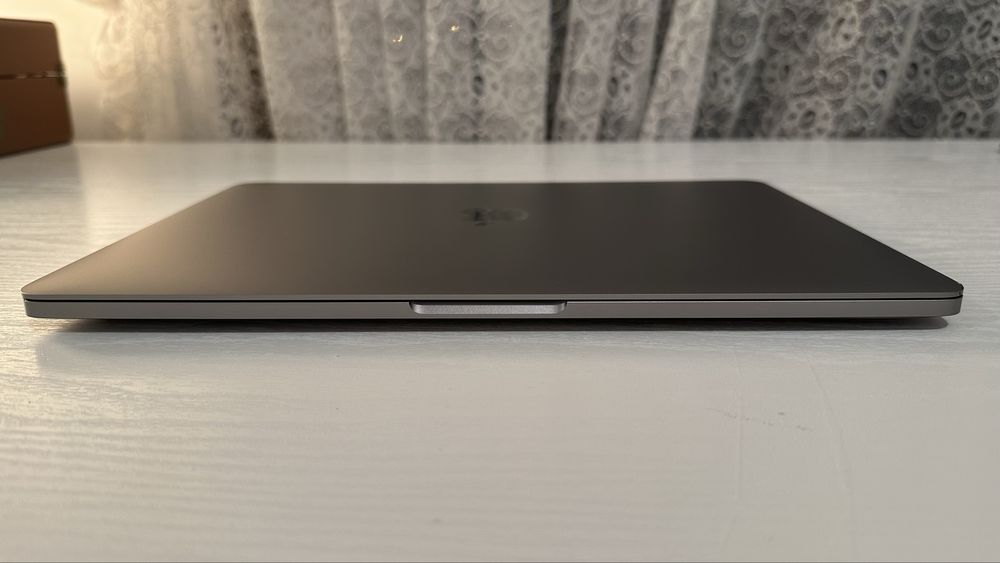 MacBook Pro 13" M1 8GB RAM / 256GB SSD