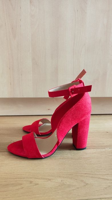 Sandale Bershka mărimea 36