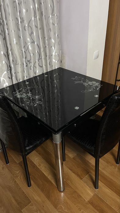 Стеклянный обеденный стол