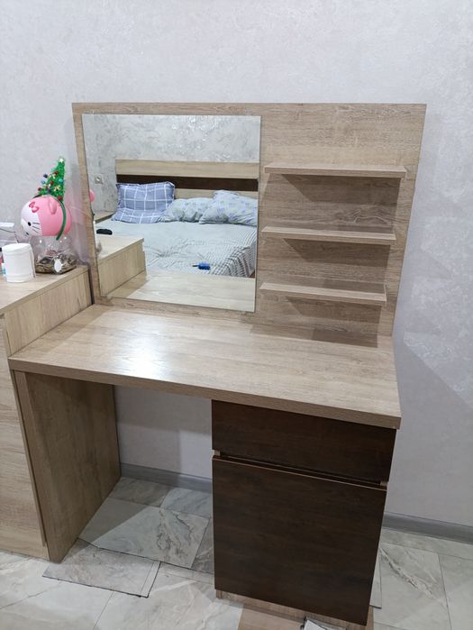 Продам туалетный столик