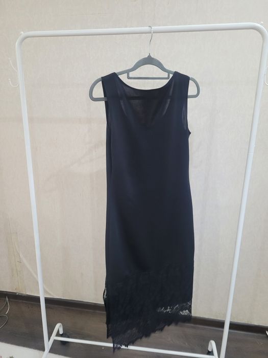 Продам красный пиджак и чёрное платье.