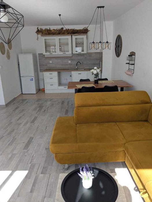 Просторен двустаен апартамент с гледка море, Първа линия