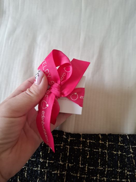 Пола със златни копчета