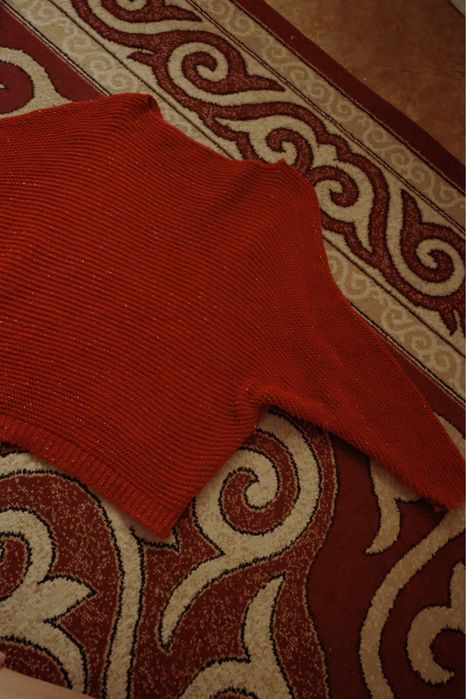 Красный кофта.