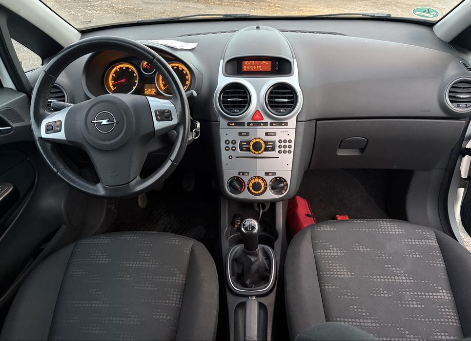 Opel Corsa 2011, benzina 1.4 euro 5,