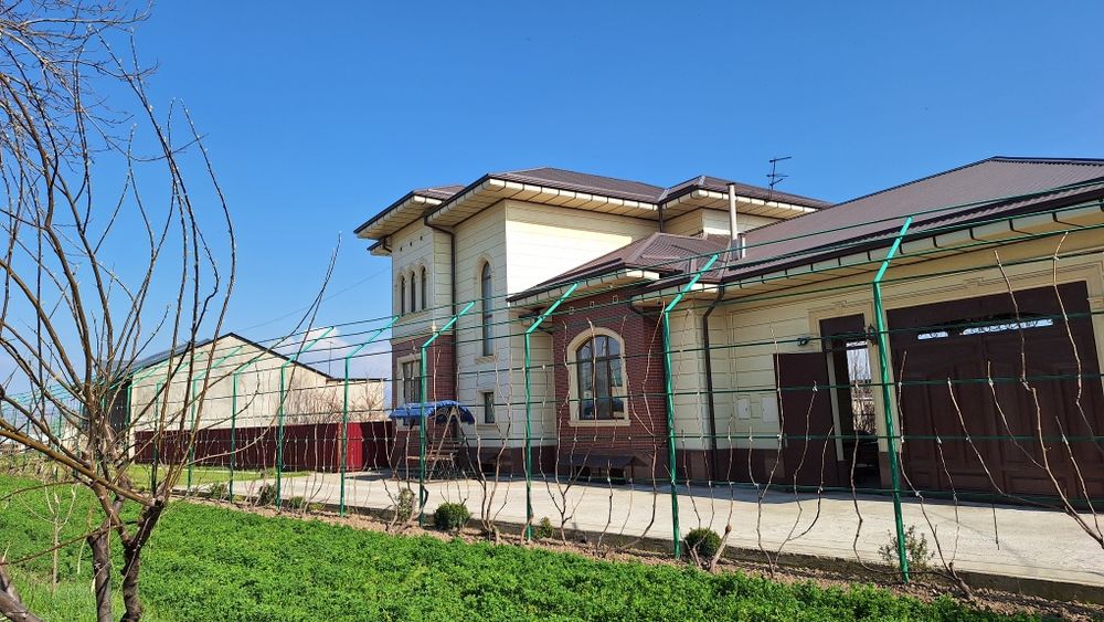 Uy hovli uchastka Qibray