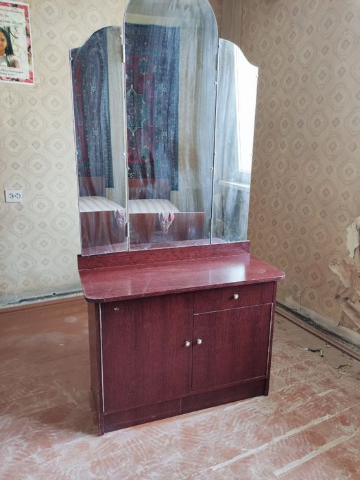 Продаётся трюмо.