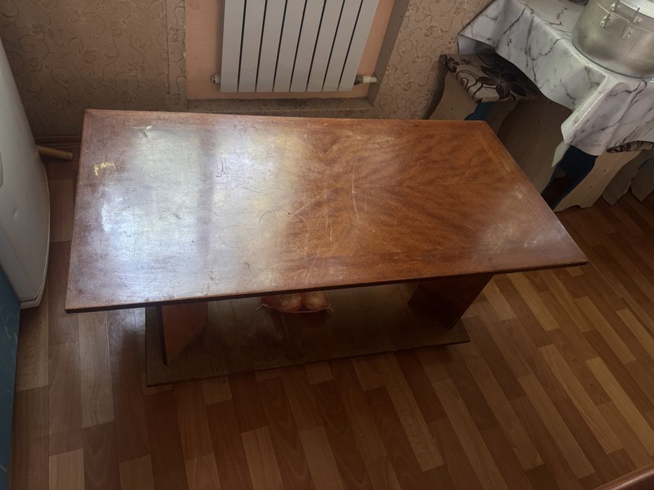 Стиральный машина , кілем , стол