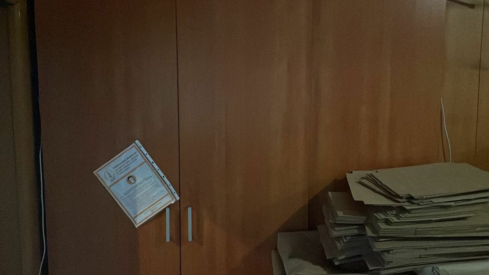 Мебель для офиса в большом количестве.