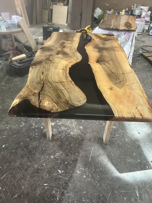 Трапезна маса от орех и епоксидна смола