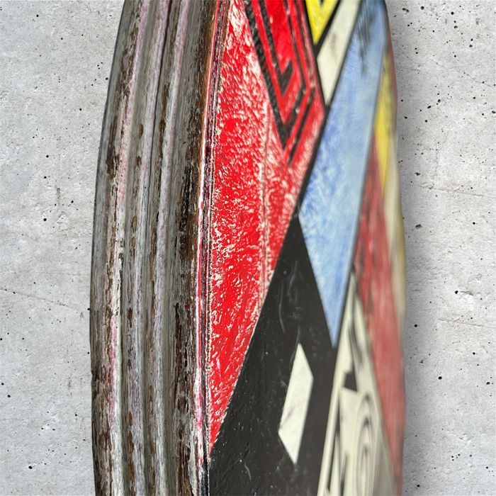 Масивен дървен плот с впечатляваща ръчна художествена декорация.