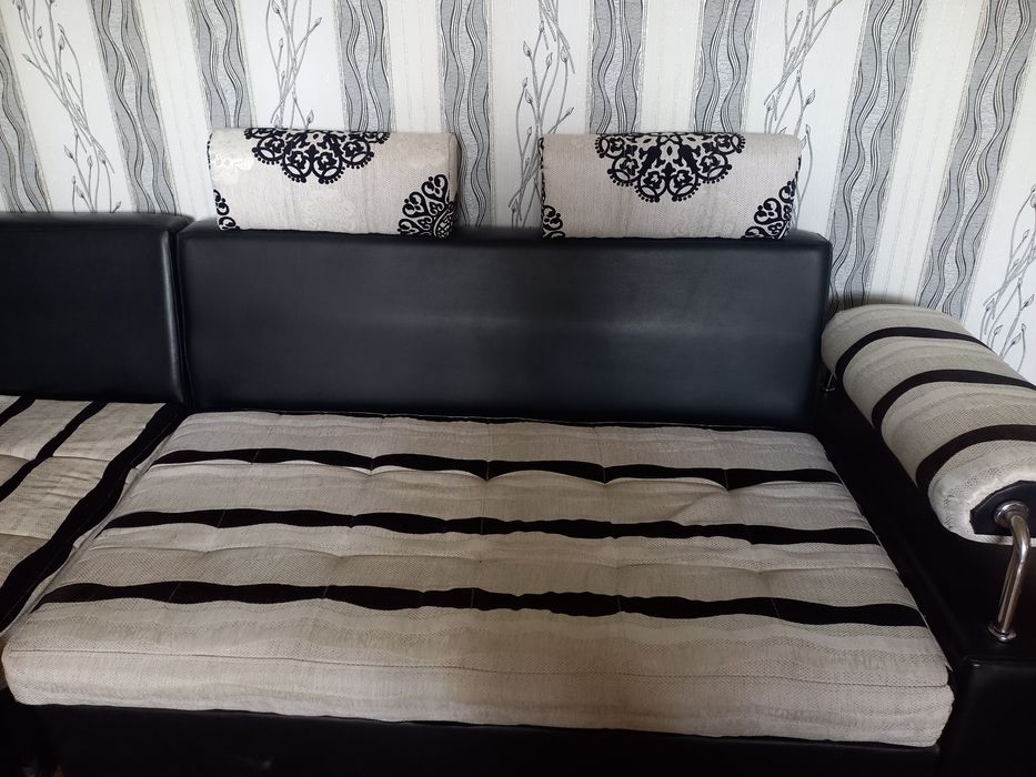 Мягкая мебель уголок и 6 пуфиков