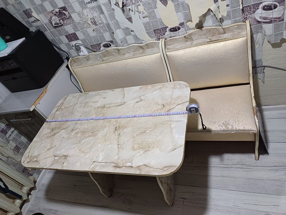 Кухонный стол и банкетка