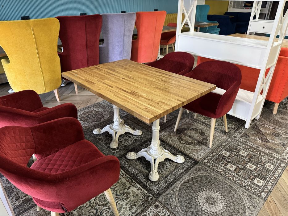 Стол, стулья, диван все для кафе