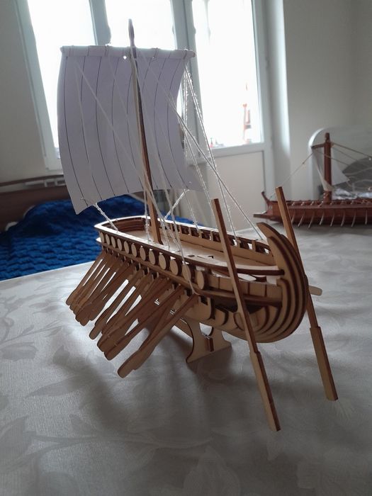 Деревянный парусник сувенир