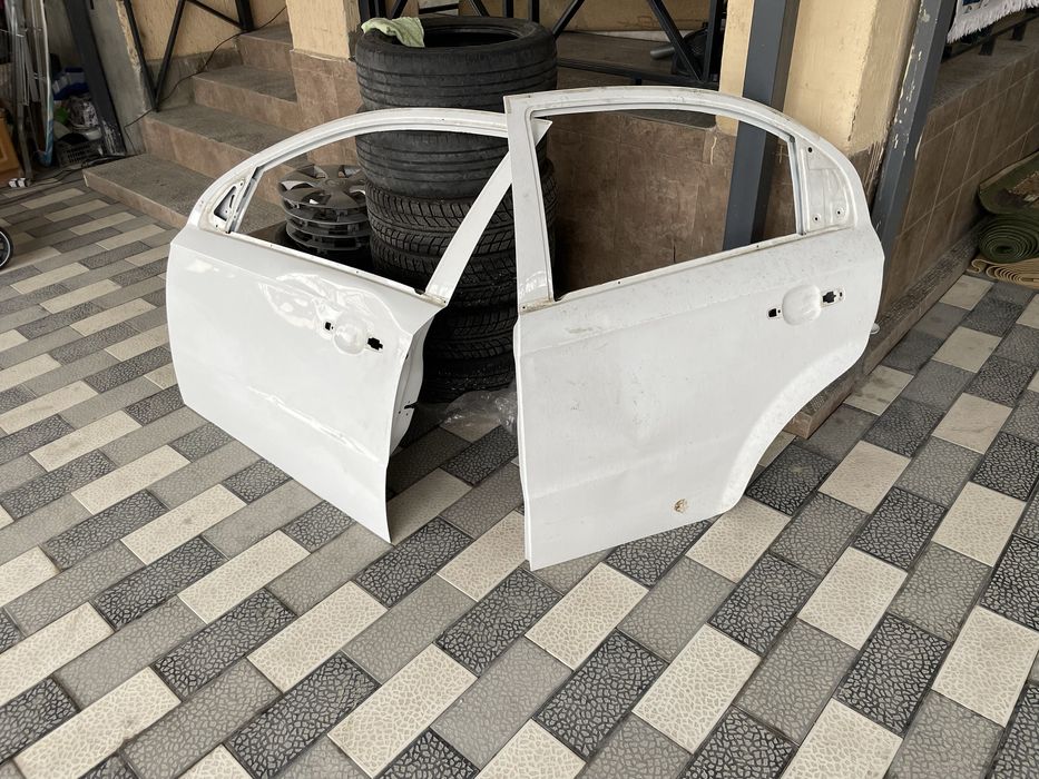 Запчасть машины (дверь)