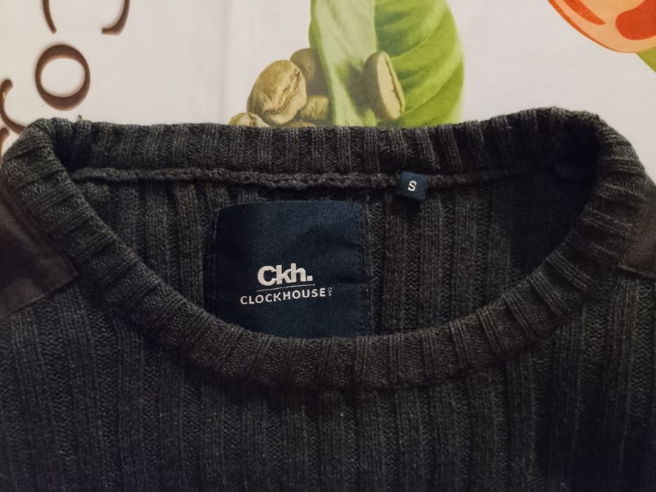 Pulover negru în pas cu moda