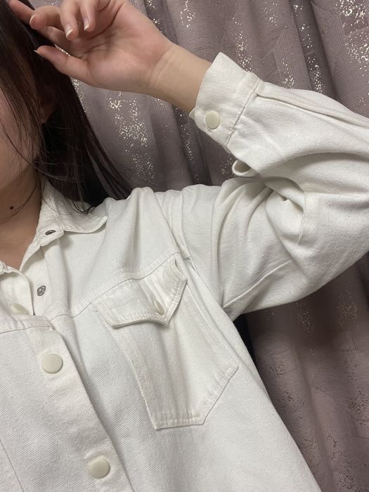 Белая верхняя джинсовая одежда.