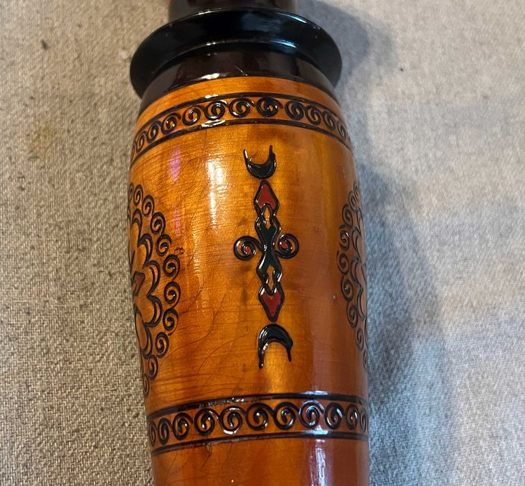 Vaza decorativa din lemn sculptat si lacuit manual in stil popular