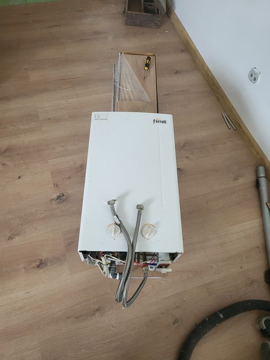 Boiler pe gaz instant folosit  dar merge foarte bine