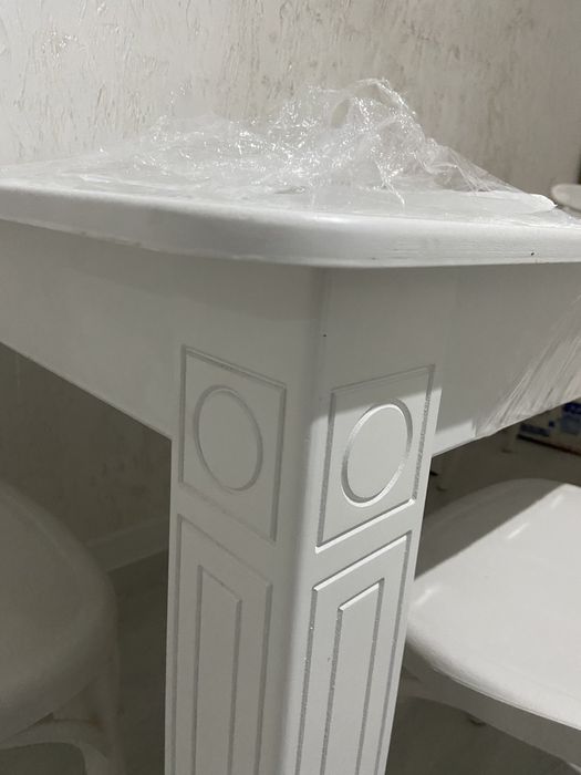 Белый стол (1500х900) и стулья