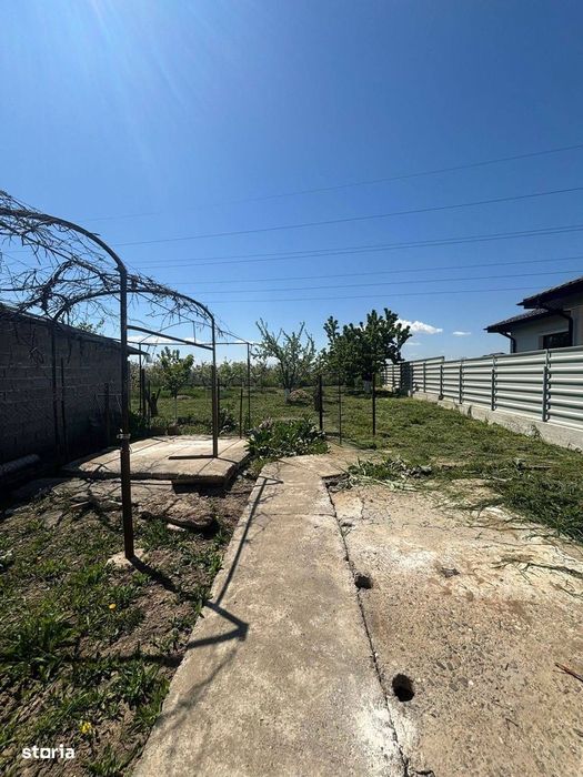 De vanzare casa situata la 5 minute de Roman, teren de 1.070mp 82.000e