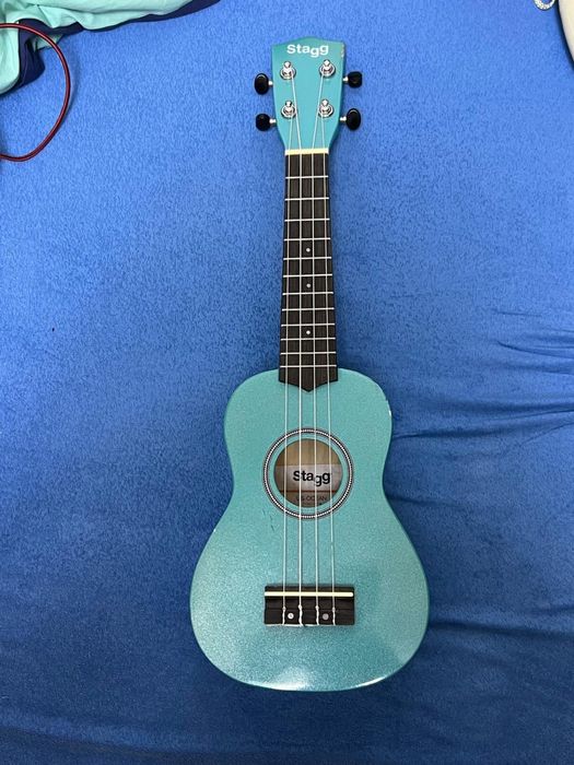 Ukulele Stagg + Veston originale