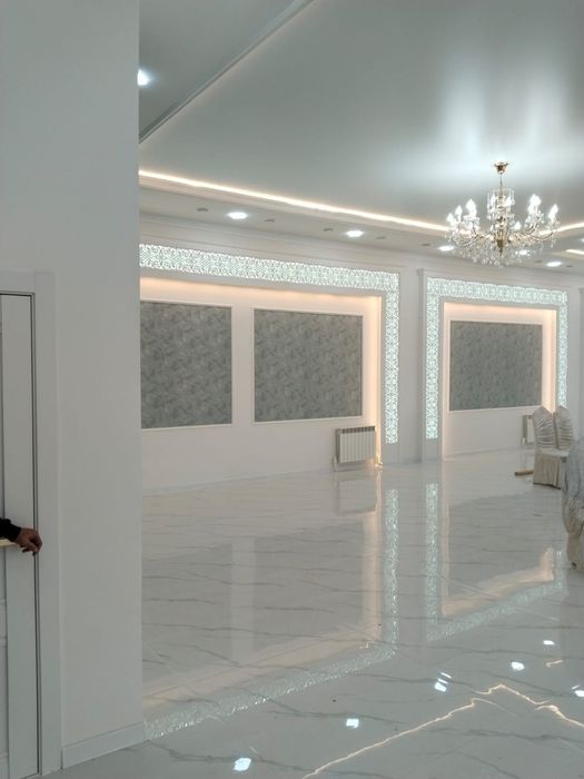 Поклейка обоев и галтелей