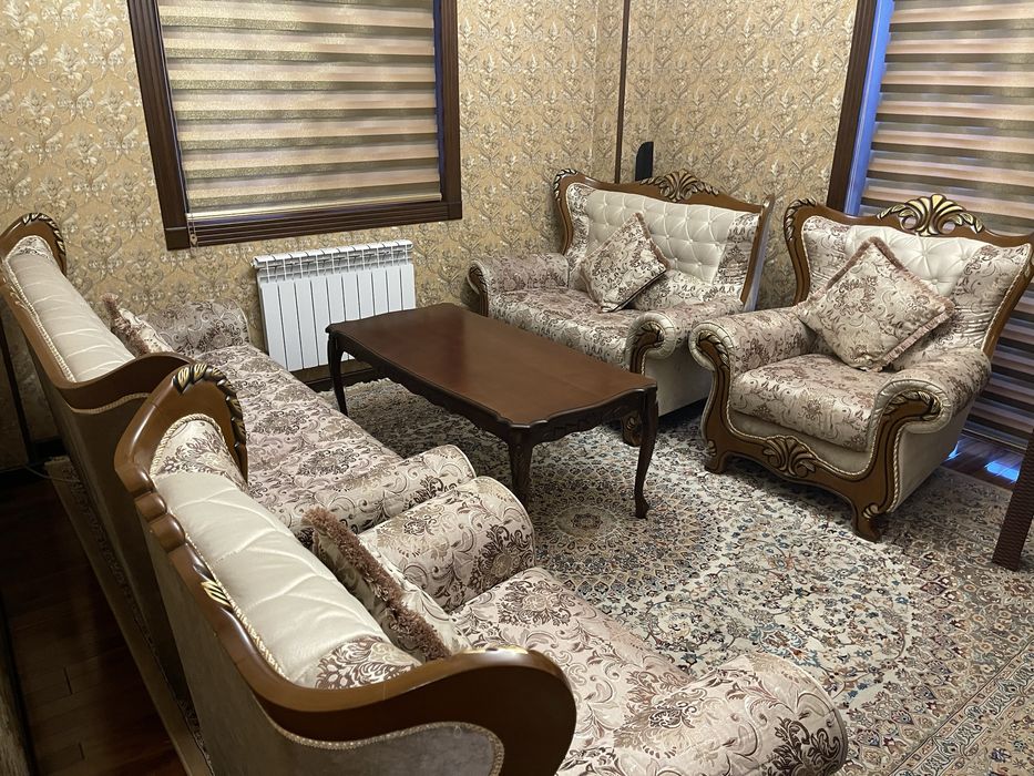 Классический мебельный гарнитур: 4 дивана и стол