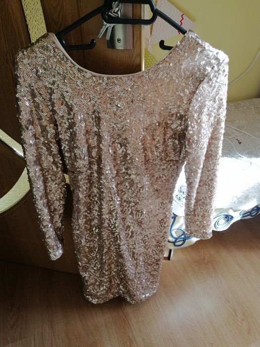 Rochie cu paiete, , scurtă , spatele, mâneci lungi, mulata!