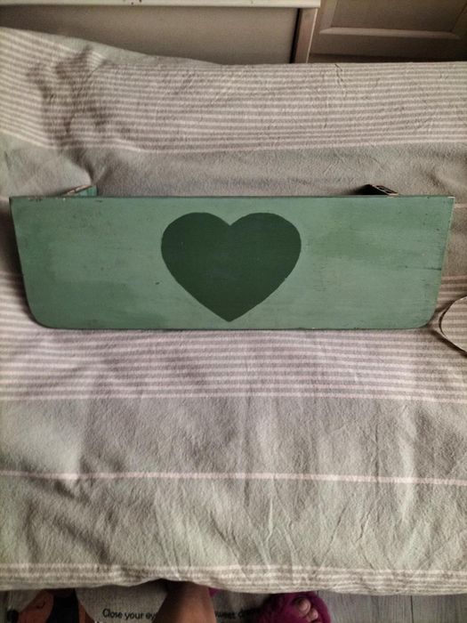 Etajera din lemn masiv pictata manual din mensiuni 19x48 cm circa. Livrare cu plata de la cumpărător.