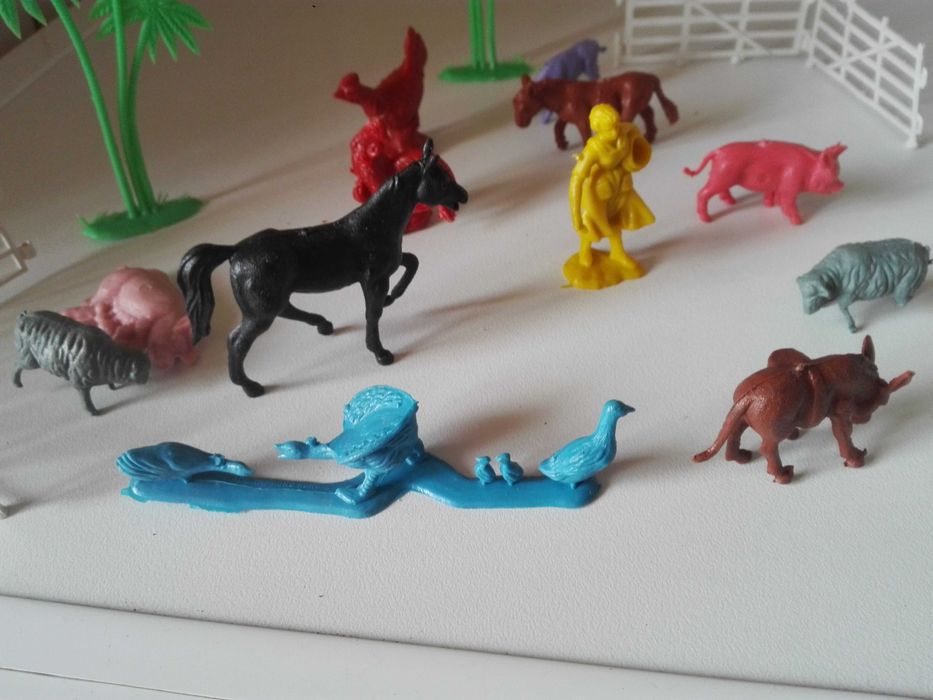 Пластмасови играчки - животни и моторчета.