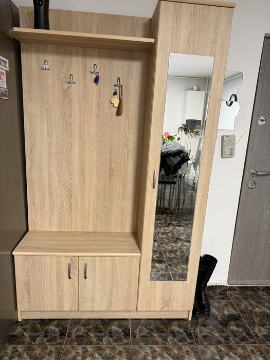 Cuier hol in stare foarte buna  120 cm. Dulapurile au polite.