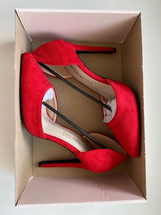 Червени велурени обувки на висок ток