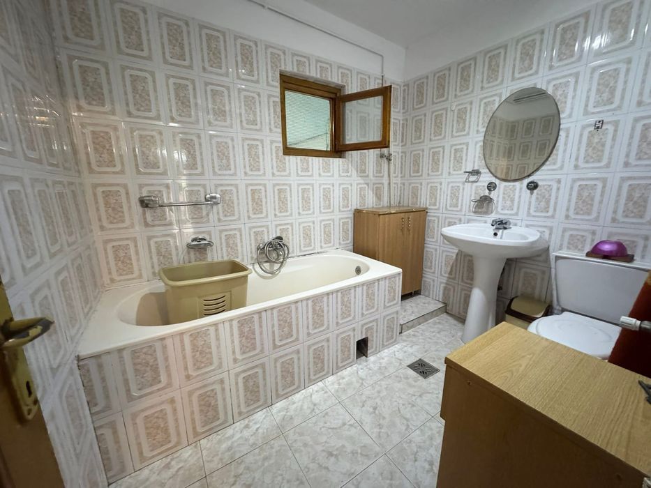 Vand casa in satul catolic + spatiu comercial in aceeasi curte