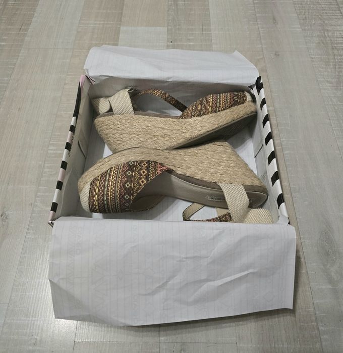 Босоножки на танкетке