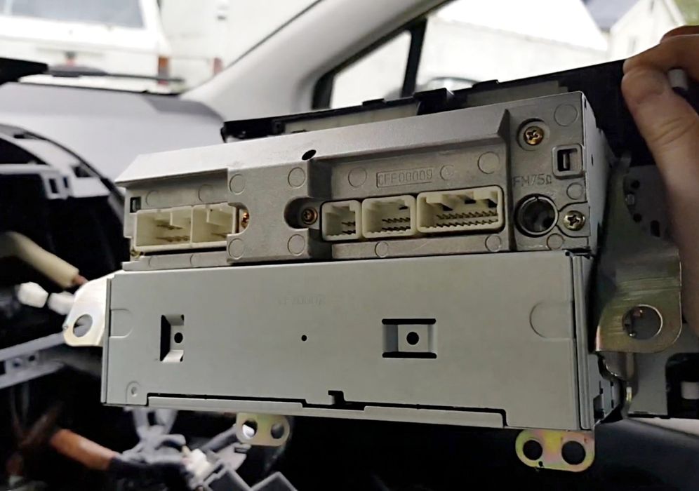 Поправка и ремонт на радио за Toyota Corolla Verso mk2