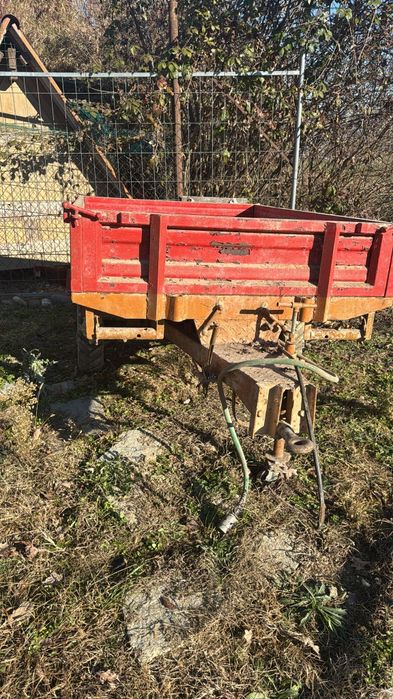 Remorca cu tracțiune, basculabila manual.